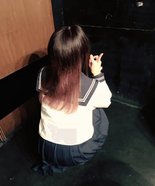 中の人の後ろ姿