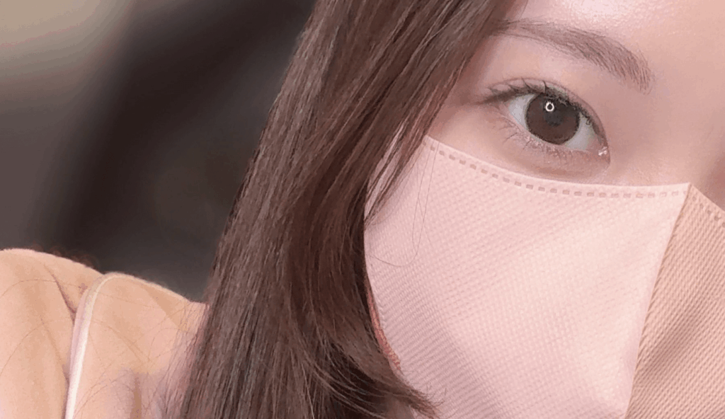 中の人の顔のアップ